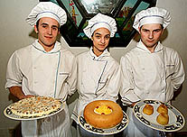 Tres reposteros muestran varios platos que compiten en la Olimpiada de la Repostería