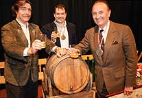 De izquierda a derecha, Miguel de la Quadra Salcedo, Hilario Arbelaitz y Vicente Zaragüeta