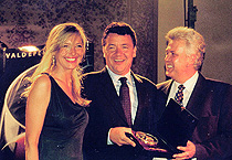 Marta Robles entregando el Premio a Koldo Royo