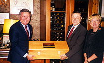Srs Heidsieck y Marquet presentando el doble-magnum de Roederer Cristal