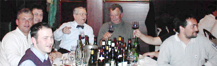 Cata de vinos con el presidente Durand (1ºizq.)