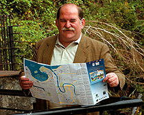 Javier Urroz con el mapa gastronómico en sus manos