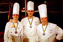 Javier Ponte con su ayudante y Juan Mari Arzak