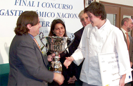 Alberto Martínez Ripa, recogiendo el trofeo
