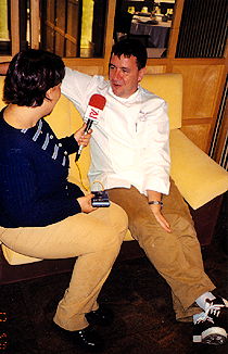 Koldo Royo atendiendo a los medios de comunicación