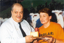 Mª Carmen López de Sabando (elaboradora) con Josep Ravell (pujador)
