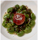 Tuétano de ternera a la plancha con habas y chocolate