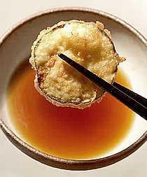 Berenjena en tempura y salsa de soja