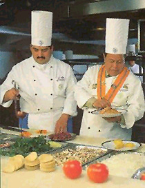 El Chef Ejecutivo Alejandro Heredia (dcha) con el chef Rodrigo Flores Bruno