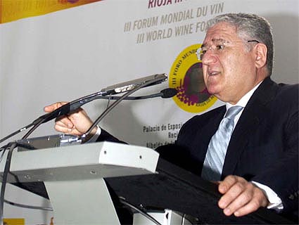 D. Luis Basat, en un momento de la conferencia