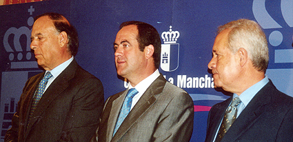 El Presidente de Castilla-La Mancha, José Bono junto a los bodegueros