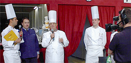 Paul Bocuse y su hijo Jérôme dan la bienvenida a los concursantes