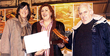 El ganador recibiendo el Trofeo