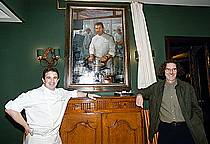 Berasategui y el autor del lienzo posan ante el cuadro