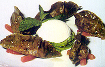 Fagottini de pasta a las olivas con confitura de cebolletas sobre nido de calabacines