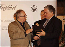 Jorgue Wagensberg recibiendo el premio de Juan Mari Arzak