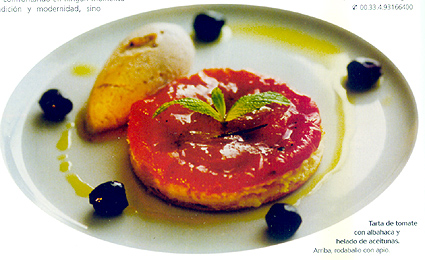 Tarta de tomate con albahaca y helado de aceitunas