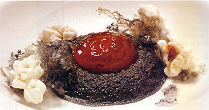Yema de huevo marinada con negro de sepia y glaciales