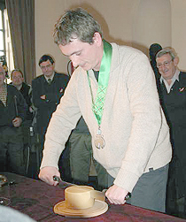 Aduriz realizando el corte