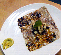 Carpaccio de ostras con albuias negras y manzana verde
