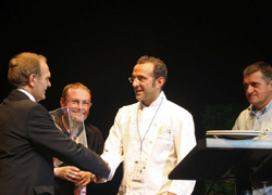 Moisés Muñoz hace entrega del premio al ganador