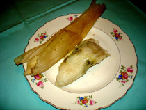 Tamal con su hoja de maíz