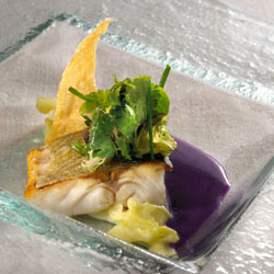 Lubina con tuétano y berza y jugo de lombarda