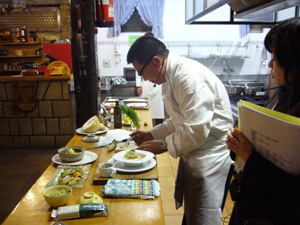 Yukio Konishi ultima uno de sus platos