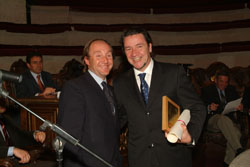 Koldo Royo en el momento de recoger el premio