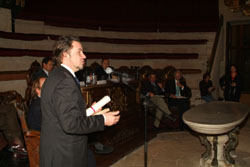 KR pronunciando el discurso de agradecimiento