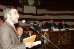 Felipe López agradeciendo el premio