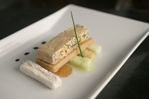 Superposición geométrica de manzana y foie de Las Landas