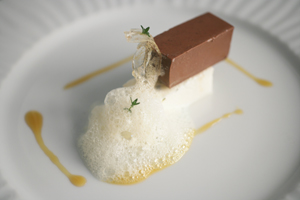 Contrastes: Compacto de chocolate con queso tierno y tomillo