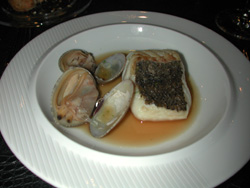 Merluza de pincho nacional en caldo de calamar y almejas