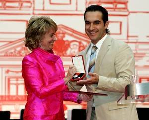 Mario Sandoval recibiendo la medalla de plata