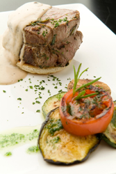 Tournedos de solomillo a la pimienta y verduras de temporada