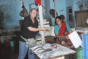 Ernesto Gallud negociando pescado
