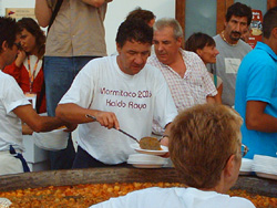 Tras prepararlo, Koldo estuvo repartiendo raciones entre los asistentes