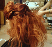 Después, con un peine se carda el resto del pelo