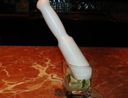 Machacar con un mazo para sacar el jugo