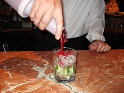 Añadir vodka y culís de fresa