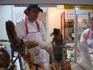 Jamones ibéricos cortados por un profesional