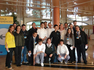 Algunos alumnos posaron con los cocineros