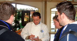 Koldo charló un rato con los alumnos de la Escuela