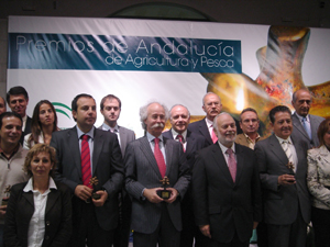 Premiados y asistentes al acto