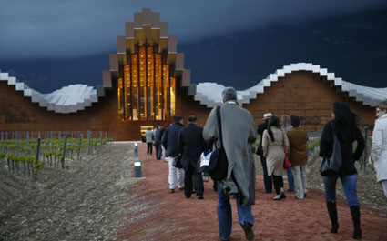 Las Bodegas Ysios acogieron una cena performance