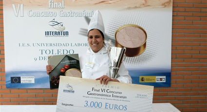 Hind el Hamdi posa con su premio