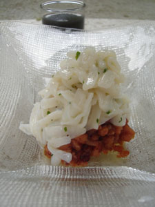 Cintas de calamar con sopa de cebolleta y tinta