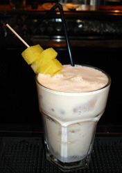 Decorar con una brocheta de piña