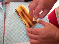 Restregar dos dientes de ajo